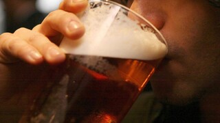 FIFA zrušila predajné miesta alkoholu pred štadiónmi v Katare, dostupné bude iba nealkoholické pivo